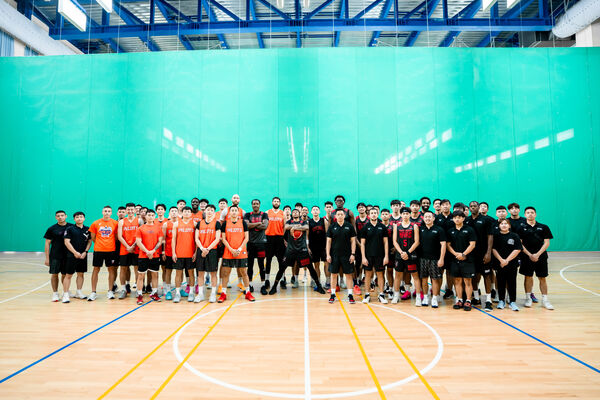 ▲戰神新洋將洛夫頓首度登場就攻下全隊最高21分與3助攻，展現強大得分能力、賽後球隊也為今天生日的雷蒙恩慶祝、戰神今日在交流賽迎戰領航猿，以107比88拿下勝利。（圖／戰神提供）