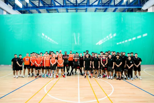 ▲戰神新洋將洛夫頓首度登場就攻下全隊最高21分與3助攻，展現強大得分能力、賽後球隊也為今天生日的雷蒙恩慶祝、戰神今日在交流賽迎戰領航猿，以107比88拿下勝利。（圖／戰神提供）