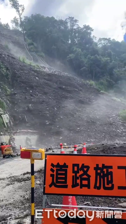 ▲投89線37k+850處約今日下午13點45分發生大片坡面滑動，雙向無法通行。（圖／記者高堂堯翻攝）