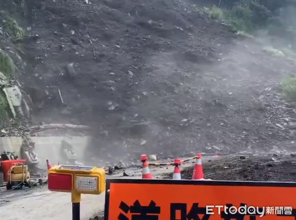 ▲投89線37k+850處約今日下午13點45分發生大片坡面滑動，雙向無法通行。（圖／記者高堂堯翻攝，下同）