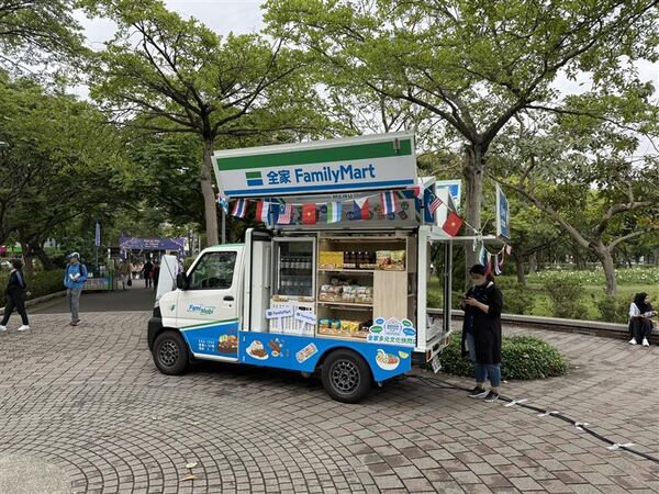 ▲▼全家、7-11為花蓮賑災。（圖／業者提供）