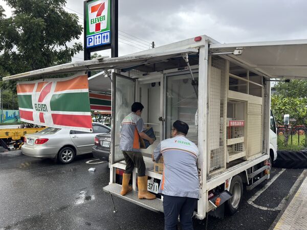 ▲▼全家、7-11為花蓮賑災。（圖／業者提供）