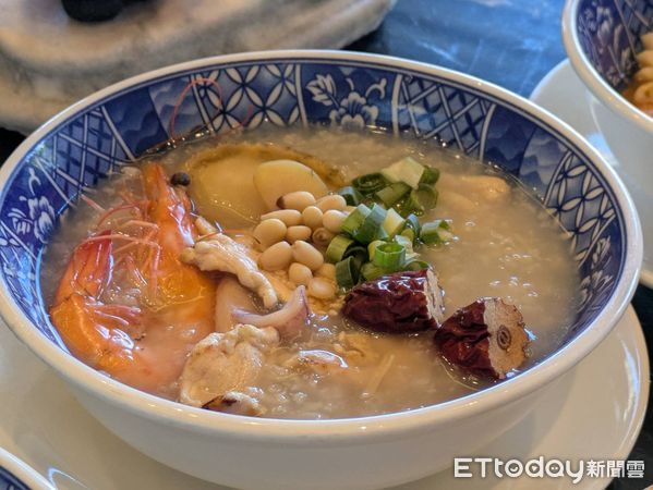 ▲鮑魚海鮮人蔘雞粥。（圖／記者黃士原攝）
