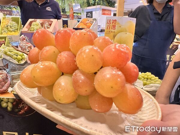 ▲▼Mia c`bon中秋商品，集結水果、蔬菜、肉品、禮盒等。（圖／記者林育綾攝）