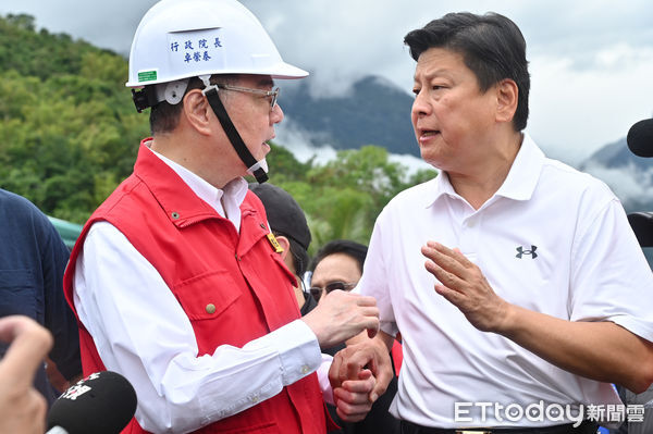 ▲▼受強颱「樺加沙」外圍環流影響，花蓮連日來累積可觀雨量，導致馬太鞍溪堰塞湖溢流，洪峰沖毀馬太鞍溪橋，大水漫入光復鄉市區，行政院長卓榮泰與立委傅崐萁到馬太鞍溪斷橋邊視察時，因撤離工作責任歸屬意見不合數度發生爭執。（圖／記者李毓康攝）