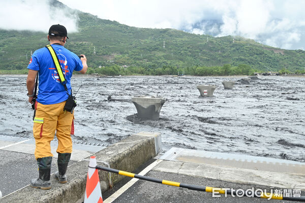 ▲▼受強颱「樺加沙」外圍環流影響，花蓮連日來累積可觀雨量，導致馬太鞍溪堰塞湖溢流，洪峰沖毀馬太鞍溪橋，河面上空留橋墩，導致台九線交通斷絕。（圖／記者李毓康攝）