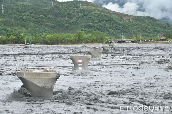 ▲▼受強颱「樺加沙」外圍環流影響，花蓮連日來累積可觀雨量，導致馬太鞍溪堰塞湖溢流，洪峰沖毀馬太鞍溪橋，河面上空留橋墩，導致台九線交通斷絕。（圖／記者李毓康攝）