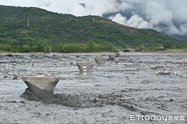 ▲▼受強颱「樺加沙」外圍環流影響，花蓮連日來累積可觀雨量，導致馬太鞍溪堰塞湖溢流，洪峰沖毀馬太鞍溪橋，河面上空留橋墩，導致台九線交通斷絕。（圖／記者李毓康攝）