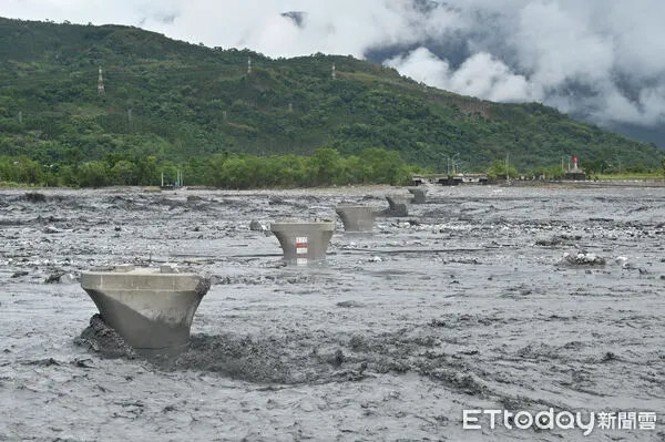 ▲▼受強颱「樺加沙」外圍環流影響，花蓮連日來累積可觀雨量，導致馬太鞍溪堰塞湖溢流，洪峰沖毀馬太鞍溪橋，河面上空留橋墩，導致台九線交通斷絕。（圖／記者李毓康攝）