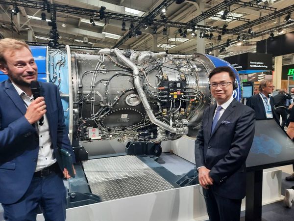 ▲參觀西門子展示的最新噴射客機引擎性能優化的設計。（圖／貿協提供）