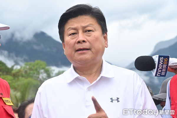 ▲▼受強颱「樺加沙」外圍環流影響，花蓮連日來累積可觀雨量，導致馬太鞍溪堰塞湖溢流，洪峰沖毀馬太鞍溪橋，大水漫入光復鄉市區，立委傅崐萁到馬太鞍溪斷橋邊視察。（圖／記者李毓康攝）