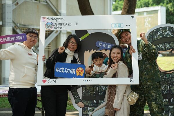 ▲阿夫(左起)拉褲頭讓雲朵班長、孫綻確認他真的穿軍中內褲。（圖／台視）