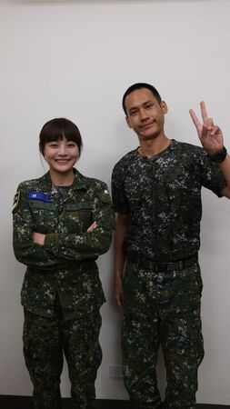 ▲阿夫(左起)拉褲頭讓雲朵班長、孫綻確認他真的穿軍中內褲。（圖／台視）