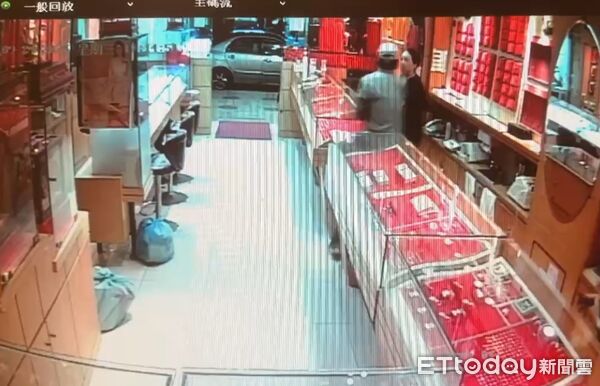 ▲▼男拿「手榴彈」闖銀樓：把東西拿出來！　搶25萬金項鍊。（圖／記者郭世賢翻攝）