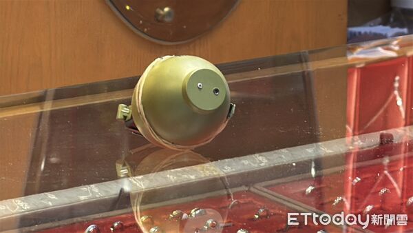 ▲▼男拿「手榴彈」闖銀樓：把東西拿出來！　搶25萬金項鍊。（圖／記者郭世賢翻攝）