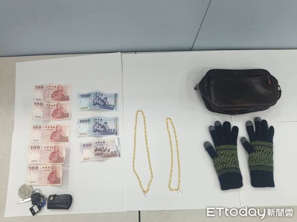 ▲▼男拿「手榴彈」闖銀樓：把東西拿出來！　搶25萬金項鍊。（圖／記者郭世賢翻攝）