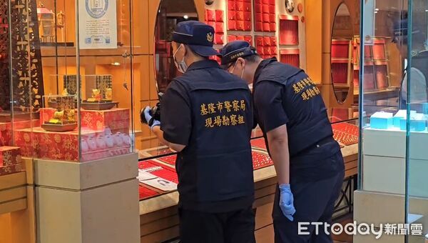 ▲▼男拿「手榴彈」闖銀樓：把東西拿出來！　搶25萬金項鍊。（圖／記者郭世賢翻攝）