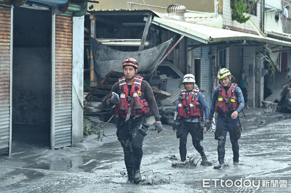 ▲▼受強颱「樺加沙」外圍環流影響，花蓮連日來累積可觀雨量，導致馬太鞍溪堰塞湖溢流，洪峰沖毀馬太鞍溪橋，大水漫入光復鄉市區導致多人受困，搜救人員持續挺進不放棄任何一絲希望。（圖／記者李毓康攝）