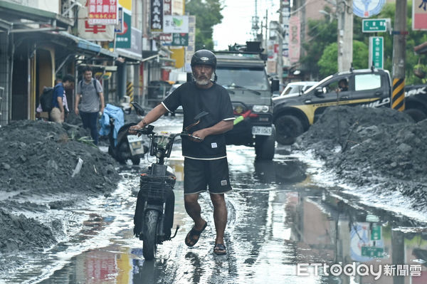 ▲▼受強颱「樺加沙」外圍環流影響，花蓮連日來累積可觀雨量，導致馬太鞍溪堰塞湖溢流，洪峰沖毀馬太鞍溪橋，大水漫入光復鄉市區，導致市區積水嚴重，當地居民只能涉水而過。（圖／記者李毓康攝）