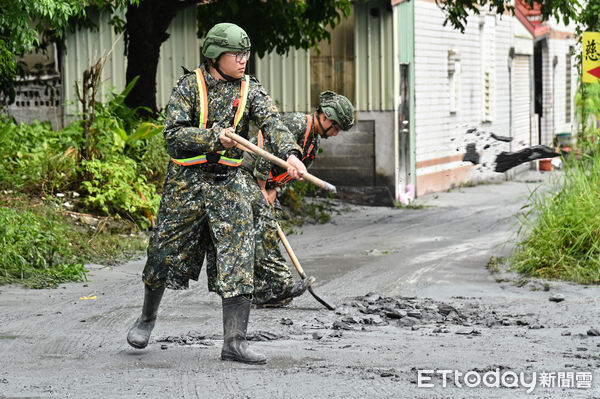 ▲▼受強颱「樺加沙」外圍環流影響，花蓮連日來累積可觀雨量，導致馬太鞍溪堰塞湖溢流，洪峰沖毀馬太鞍溪橋，大水漫入光復鄉市區導致嚴重災情，市區一片泥濘，國軍迅速動員全力支援救災。（圖／記者李毓康攝）