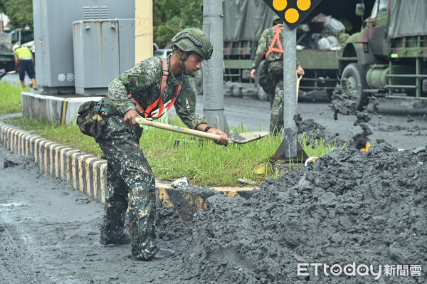 ▲▼受強颱「樺加沙」外圍環流影響，花蓮連日來累積可觀雨量，導致馬太鞍溪堰塞湖溢流，洪峰沖毀馬太鞍溪橋，大水漫入光復鄉市區導致嚴重災情，市區一片泥濘，國軍迅速動員全力支援救災。（圖／記者李毓康攝）