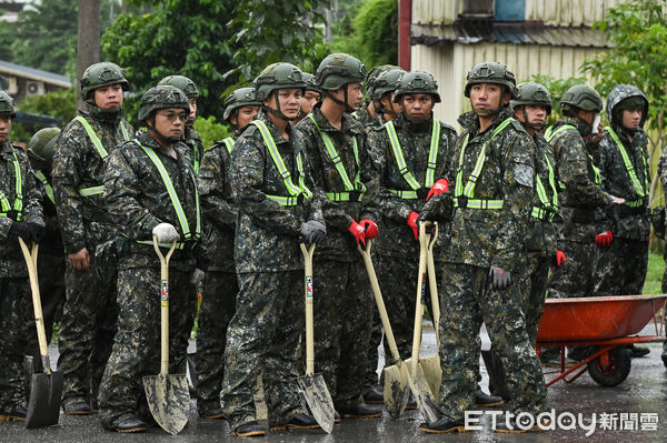 ▲▼受強颱「樺加沙」外圍環流影響，花蓮連日來累積可觀雨量，導致馬太鞍溪堰塞湖溢流，洪峰沖毀馬太鞍溪橋，大水漫入光復鄉市區導致嚴重災情，市區一片泥濘，國軍迅速動員全力支援救災。（圖／記者李毓康攝）