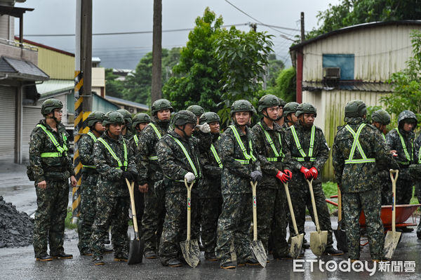 ▲▼受強颱「樺加沙」外圍環流影響，花蓮連日來累積可觀雨量，導致馬太鞍溪堰塞湖溢流，洪峰沖毀馬太鞍溪橋，大水漫入光復鄉市區導致嚴重災情，市區一片泥濘，國軍迅速動員全力支援救災。（圖／記者李毓康攝）