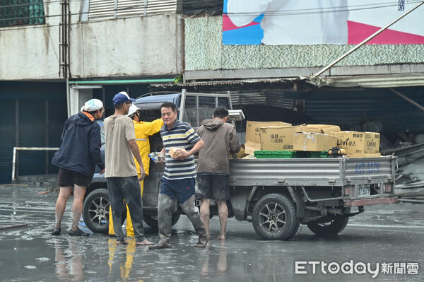 ▲▼受強颱「樺加沙」外圍環流影響，花蓮連日來累積可觀雨量，導致馬太鞍溪堰塞湖溢流，洪峰沖毀馬太鞍溪橋，大水漫入光復鄉市區導致嚴重災情，善心人士以小貨車沿路發放物資。（圖／記者李毓康攝）