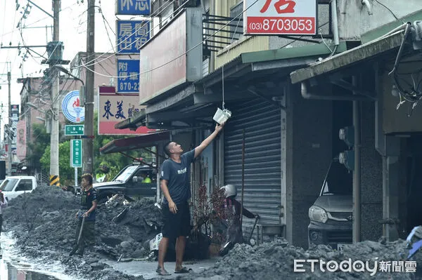 ▲▼受強颱「樺加沙」外圍環流影響，花蓮連日來累積可觀雨量，導致馬太鞍溪堰塞湖溢流，洪峰沖毀馬太鞍溪橋，大水漫入光復鄉市區導致嚴重災情，善心人士以小貨車沿路發放物資或以水桶吊掛方式給予二樓以上民眾。（圖／記者李毓康攝）