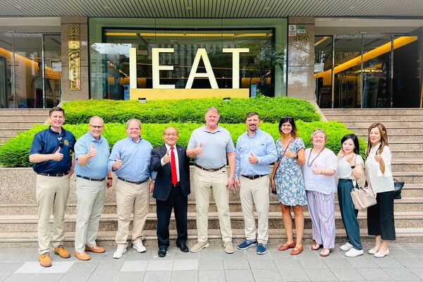 ▲IEAT秘書長黃文榮(左4)與美國東南地區州議會領袖訪問團成員合影。（圖／IEAT提供）