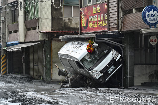 ▲▼受強颱「樺加沙」外圍環流影響，花蓮連日來累積可觀雨量，導致馬太鞍溪堰塞湖溢流，洪峰沖毀馬太鞍溪橋，大水漫入光復鄉市區導致嚴重災情，市區街頭一片泥濘，滿是淤泥與受損汽機車。（圖／記者李毓康攝）