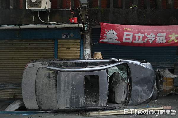 ▲▼受強颱「樺加沙」外圍環流影響，花蓮連日來累積可觀雨量，導致馬太鞍溪堰塞湖溢流，洪峰沖毀馬太鞍溪橋，大水漫入光復鄉市區導致嚴重災情，市區街頭一片泥濘，滿是淤泥與受損汽機車。（圖／記者李毓康攝）