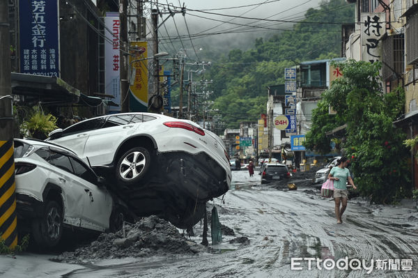 ▲▼受強颱「樺加沙」外圍環流影響，花蓮連日來累積可觀雨量，導致馬太鞍溪堰塞湖溢流，洪峰沖毀馬太鞍溪橋，大水漫入光復鄉市區導致嚴重災情，市區街頭一片泥濘，滿是淤泥與受損汽機車。（圖／記者李毓康攝）