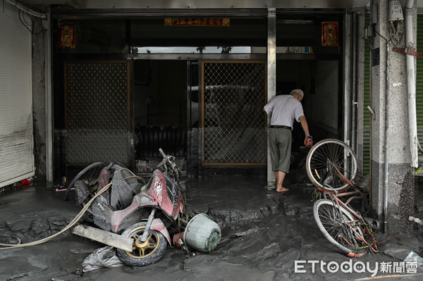 ▲▼受強颱「樺加沙」外圍環流影響，花蓮連日來累積可觀雨量，導致馬太鞍溪堰塞湖溢流，洪峰沖毀馬太鞍溪橋，大水漫入光復鄉市區導致嚴重災情，市區街頭一片泥濘，滿是淤泥與受損汽機車。（圖／記者李毓康攝）