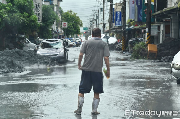 ▲▼受強颱「樺加沙」外圍環流影響，花蓮連日來累積可觀雨量，導致馬太鞍溪堰塞湖溢流，洪峰沖毀馬太鞍溪橋，大水漫入光復鄉市區導致嚴重災情，市區街頭一片泥濘，滿是淤泥與受損汽機車。（圖／記者李毓康攝）
