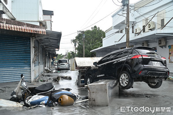 ▲▼受強颱「樺加沙」外圍環流影響，花蓮連日來累積可觀雨量，導致馬太鞍溪堰塞湖溢流，洪峰沖毀馬太鞍溪橋，大水漫入光復鄉市區導致嚴重災情，市區街頭一片泥濘，滿是淤泥與受損汽機車。（圖／記者李毓康攝）
