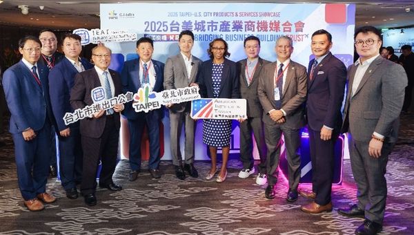 ▲台北市長蔣萬安(前排左3)、AIT商務組組長Jan&eacute;e Pierre-Louis(前排左4)與IEAT理監事團隊合影。（圖／IEAT提供）