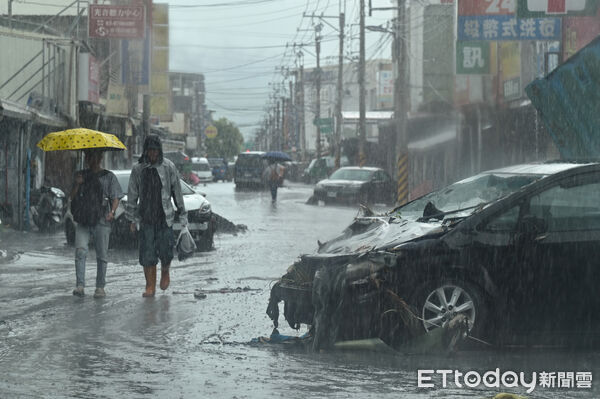 ▲▼受強颱「樺加沙」外圍環流影響，花蓮連日來累積可觀雨量，導致馬太鞍溪堰塞湖溢流，洪峰沖毀馬太鞍溪橋，大水漫入光復鄉市區導致嚴重災情，市區街頭一片泥濘，滿是淤泥與受損汽機車。（圖／記者李毓康攝）