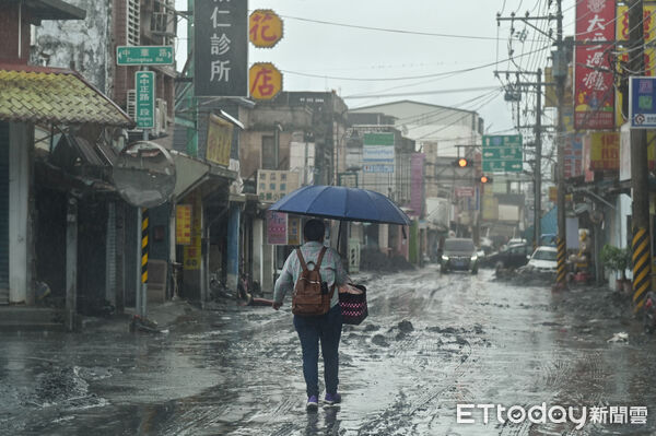 ▲▼受強颱「樺加沙」外圍環流影響，花蓮連日來累積可觀雨量，導致馬太鞍溪堰塞湖溢流，洪峰沖毀馬太鞍溪橋，大水漫入光復鄉市區導致嚴重災情，市區街頭一片泥濘，滿是淤泥與受損汽機車。（圖／記者李毓康攝）