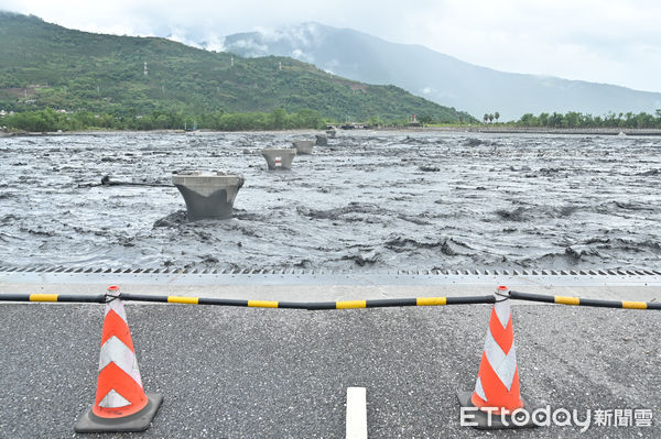 ▲▼受強颱「樺加沙」外圍環流影響，花蓮連日來累積可觀雨量，導致馬太鞍溪堰塞湖溢流，洪峰沖毀馬太鞍溪橋，河面上空留橋墩，台九線交通斷絕。（圖／記者李毓康攝）