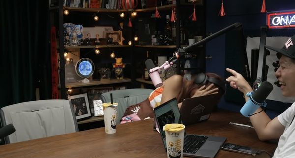 ▲▼凱莉痛哭和好呱吉。（圖／翻攝自YouTube／百靈果News」）