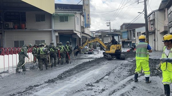 ▲▼花蓮馬太鞍溪堰塞湖溢流，光復鄉災情慘重，清淤。（圖／花蓮縣政府）