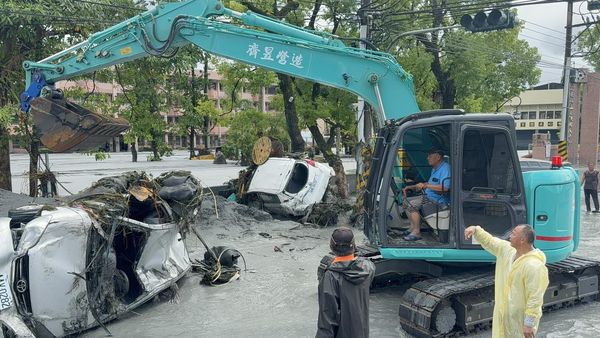 ▲▼花蓮馬太鞍溪堰塞湖溢流，光復鄉災情慘重，清淤。（圖／花蓮縣政府）