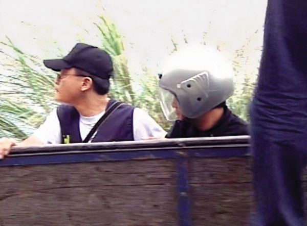 警方帶李姓共犯（右）重回棄屍現場，全力搜尋死者的遺體。（東森新聞提供）