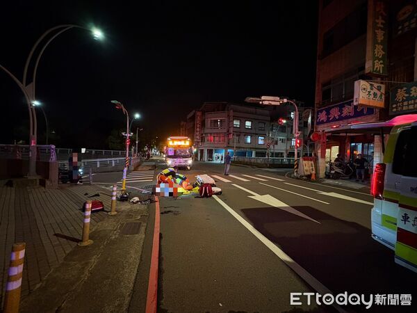 ▲國光號在建功地下道路口跟機車碰撞，機車上2名聯合大學男學生傷重不治。（圖／記者楊永盛翻攝）