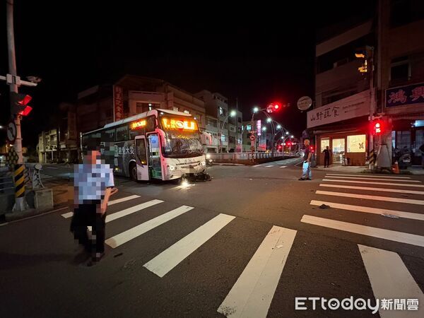 ▲國光號在建功地下道路口跟機車碰撞，機車上2名聯合大學男學生傷重不治。（圖／記者楊永盛翻攝）