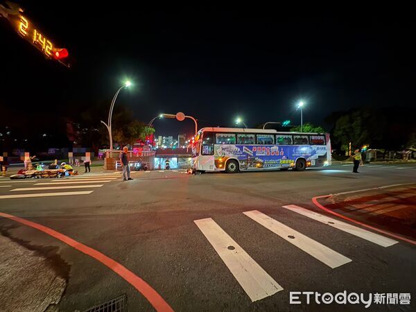 ▲國光號在建功地下道路口跟機車碰撞，機車上2名聯合大學男學生傷重不治。（圖／記者楊永盛翻攝）
