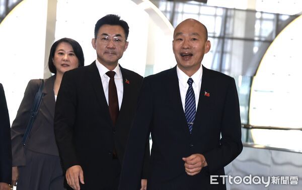 ▲江啟臣陪同韓國瑜到松山機場。（圖／記者黃克翔攝）