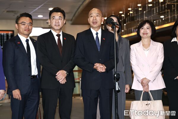 ▲韓國瑜29日下午率團返抵台灣。圖為25日在松山機場出訪前發表簡短談話。（圖／記者黃克翔攝）