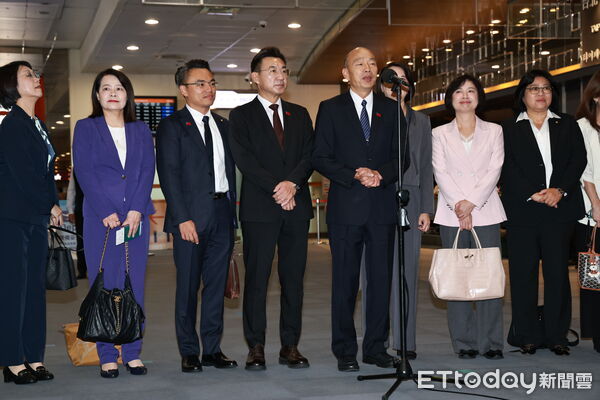 ▼韓國瑜在出訪前率訪團立委在松山機場發表談話。（圖／記者黃克翔攝）